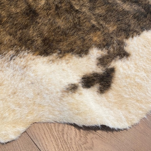 Loloi hide rug in color Camel/Beige. 5’x6’6” 100% Acrylic - Picture 3 of 4